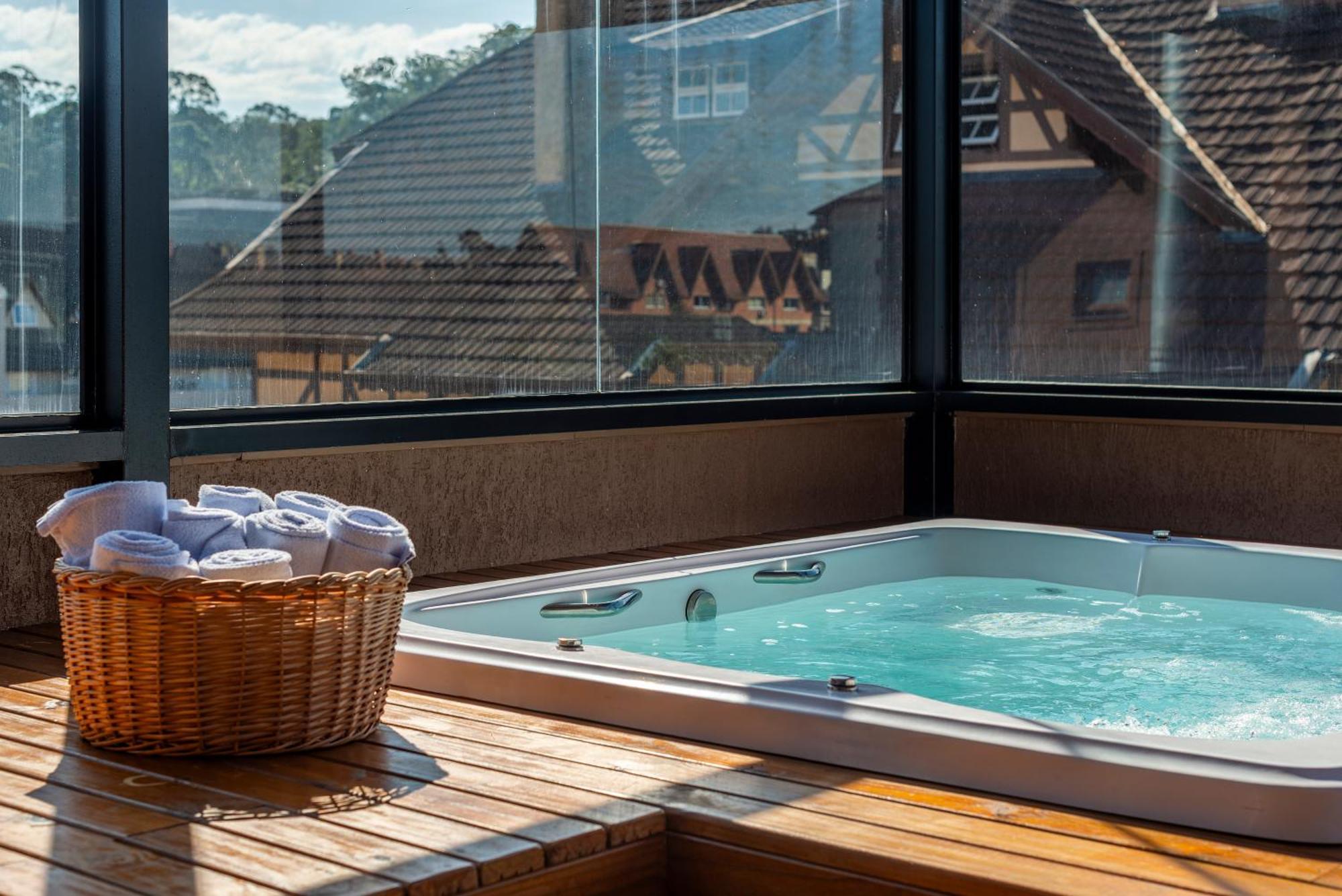 Hotel Laghetto Stilo Centro Gramado Exterior foto A hot tub