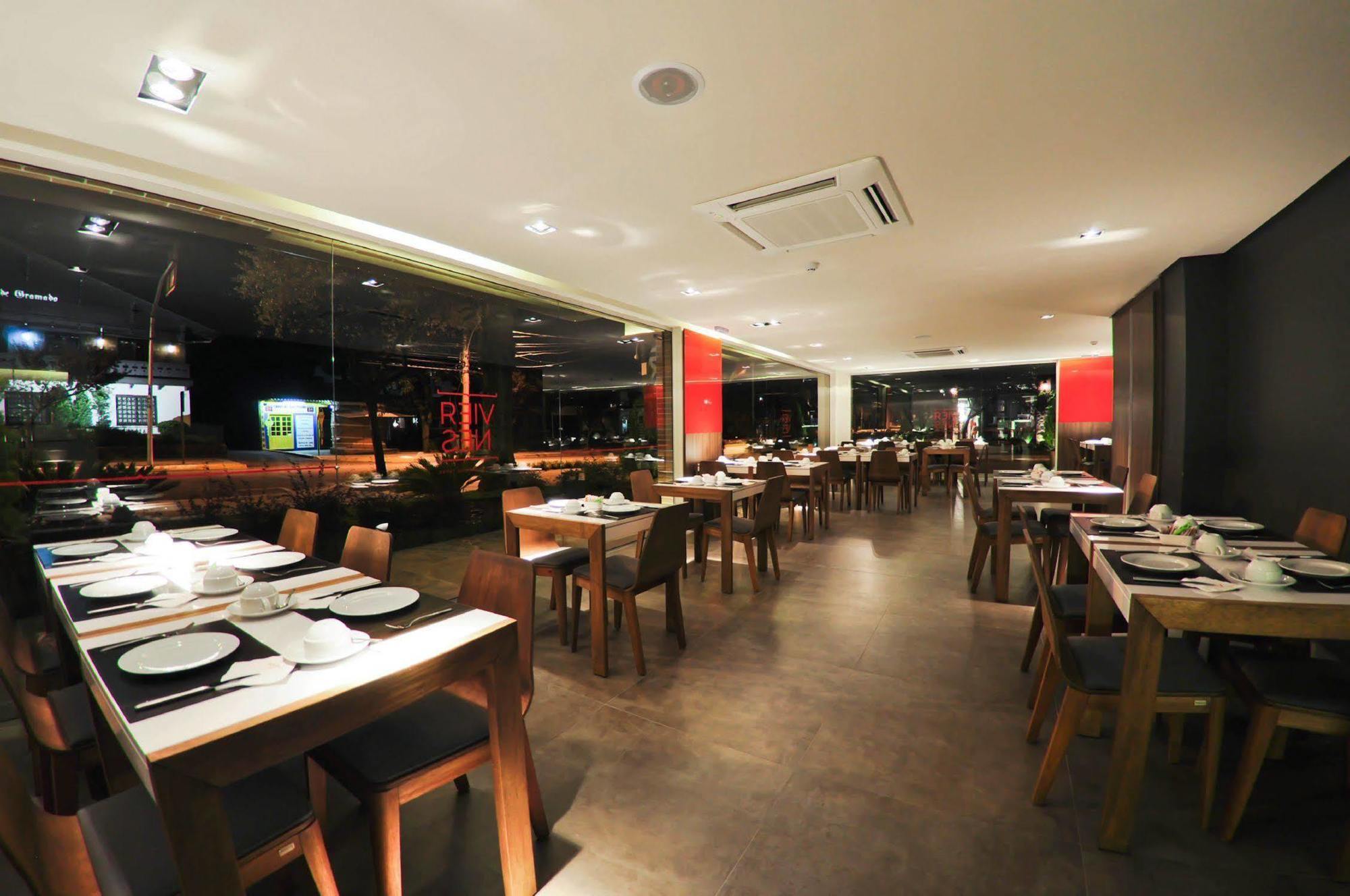 Hotel Laghetto Stilo Centro Gramado Exterior foto Interior of a restaurant in Singapore